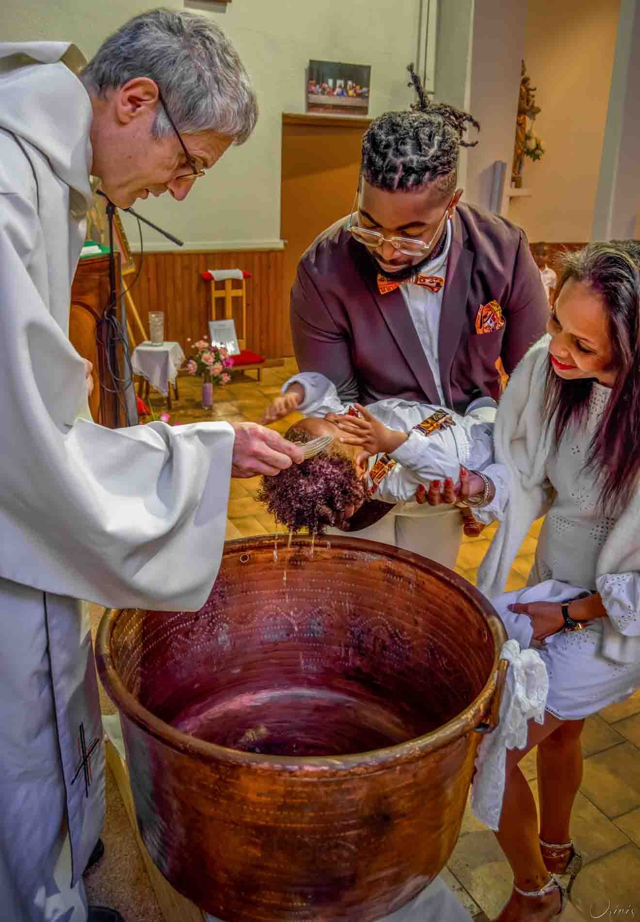 Cérémonie de baptême d’un enfant dans une église des Pyrénées-Orientales
