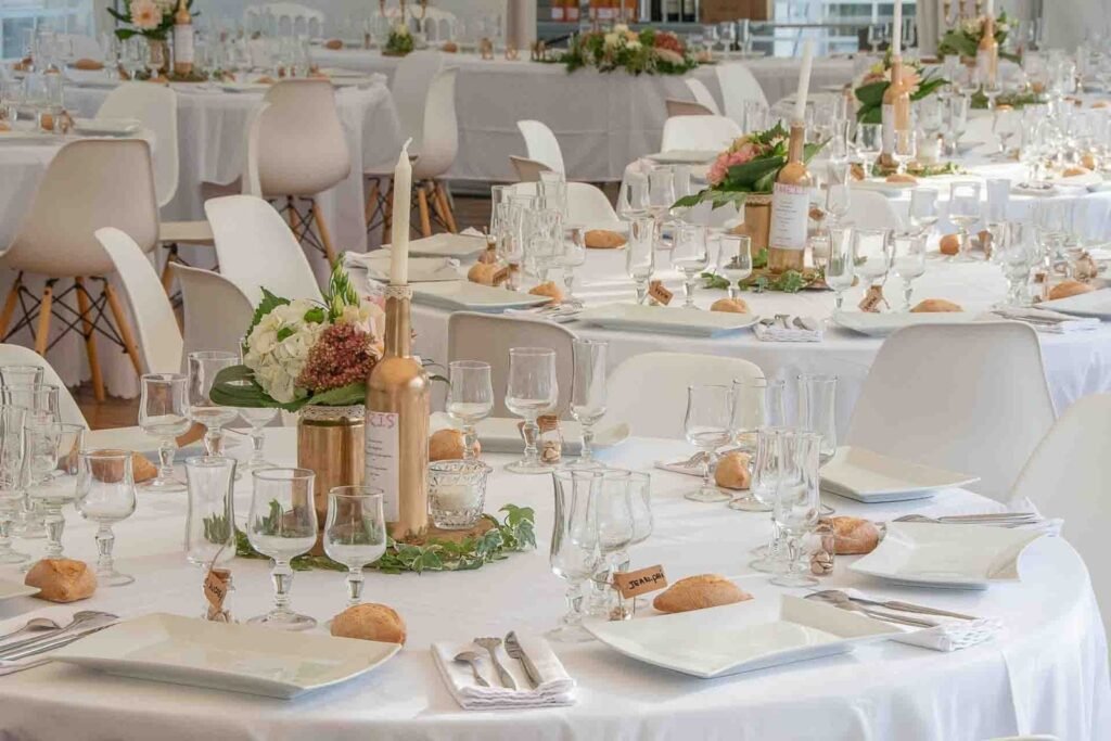 Table de réception décorée de fleurs et dressée pour un événement à Torreilles