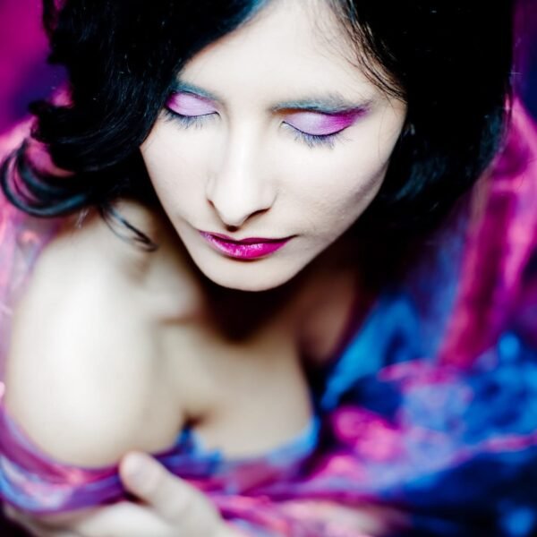 Portrait artistique lumière douce, studio photo Perpignan, maquillage rose et violet