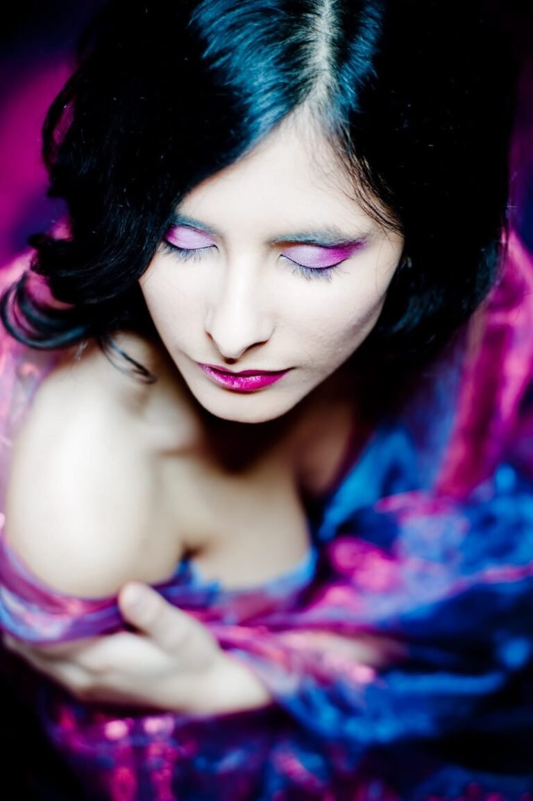studio photo à Perpignan - Portrait artistique en lumière douce à Arles-sur-Tech avec maquillage rose et violet