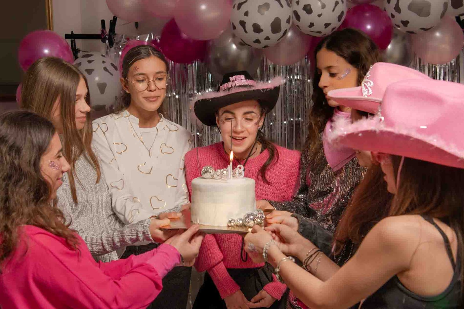 Photo d’anniversaire festive entre amies à Perpignan, dans les Pyrénées-Orientales
