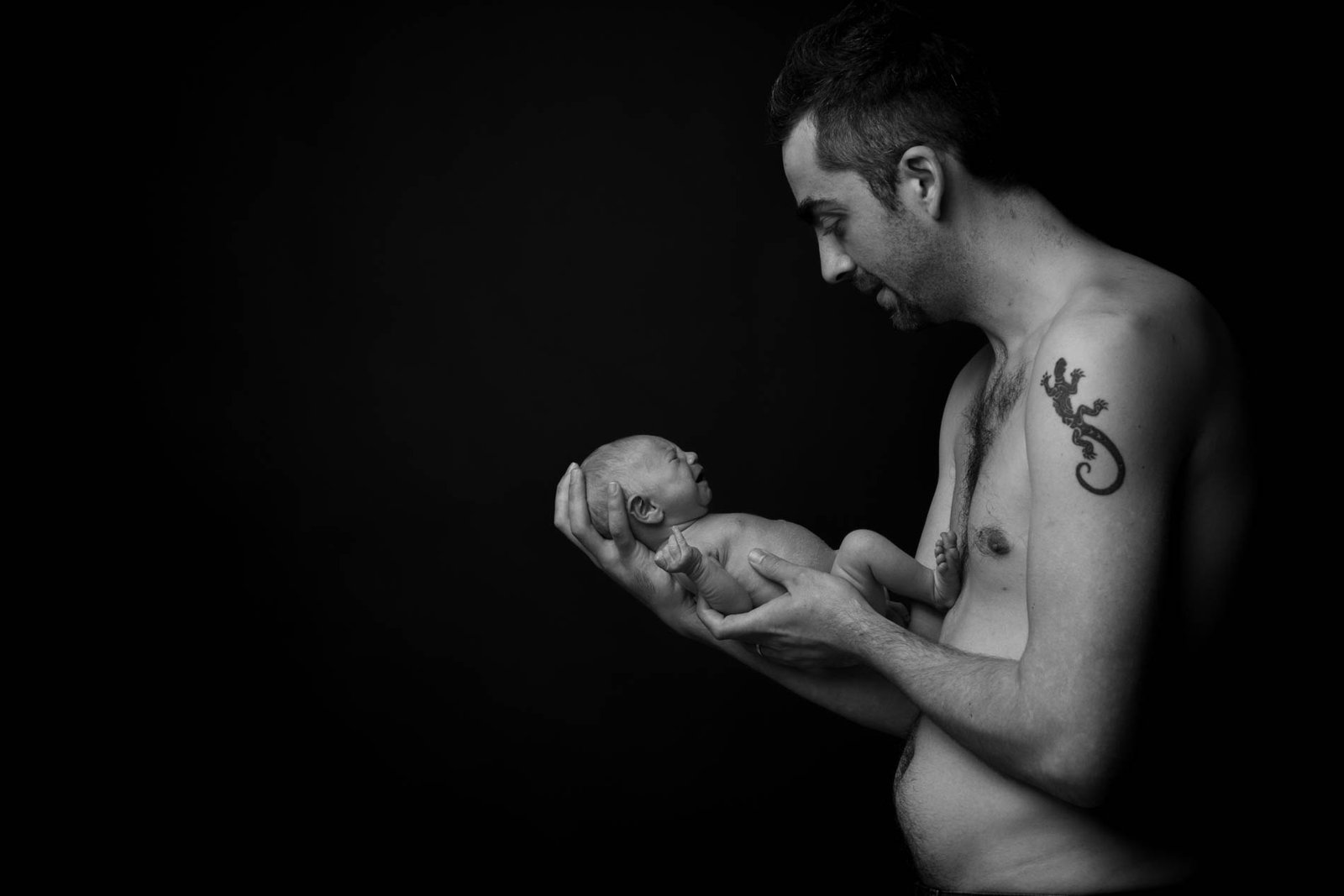 Portrait en studio d’un papa avec son nouveau-né à Prades