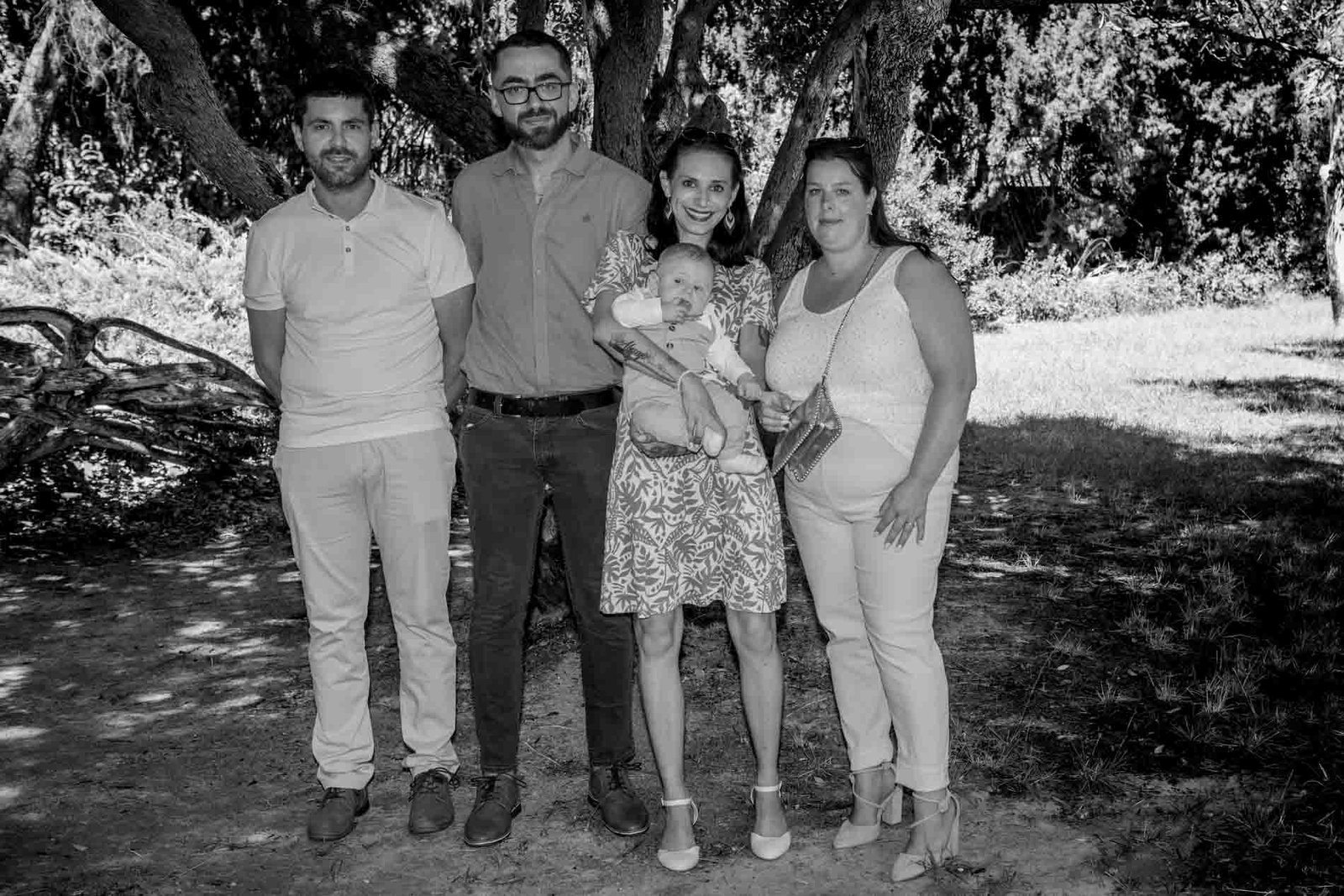 Portrait de famille multigénérationnelle en extérieur à Vinça