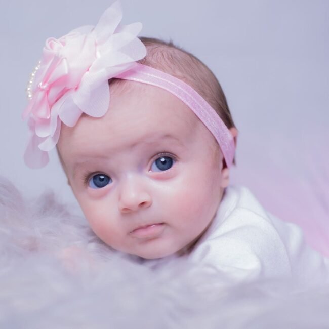 Portrait de bébé à Vernet-les-Bains – séance studio
