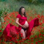 photographe grossesse perpignan - Séance grossesse dans un champ de coquelicots à Thuir.