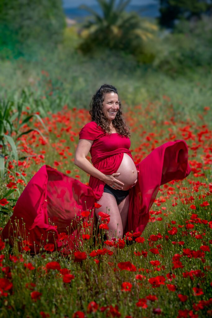 photographe grossesse perpignan - Séance grossesse dans un champ de coquelicots à Thuir.