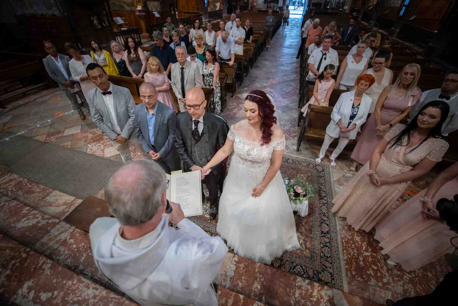 Cérémonie de mariage à l’église à Prades – vue depuis l’autel
