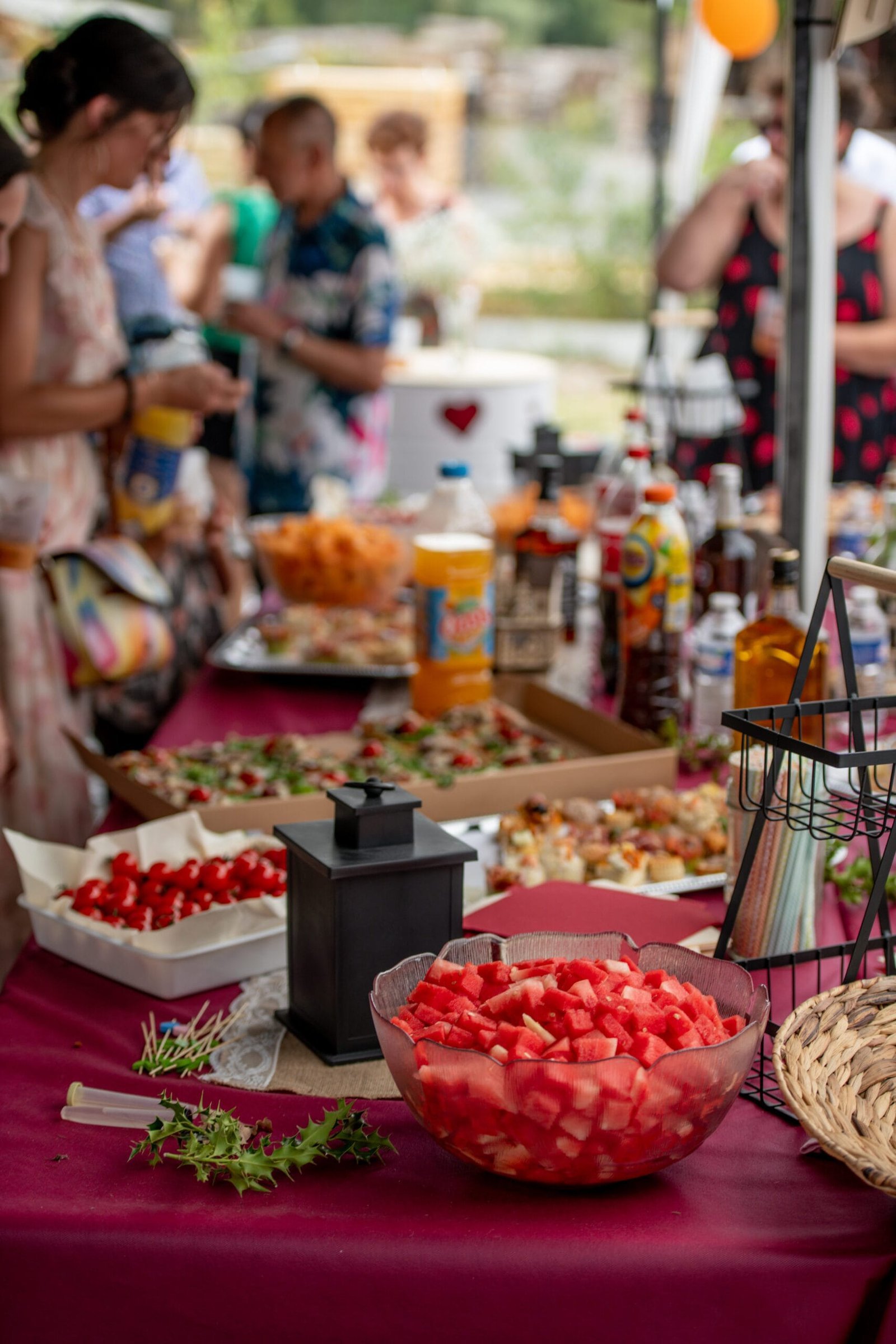 Buffet de mariage à Thuir : table garnie de boissons, fruits et amuse-bouches pendant le vin d’honneur.