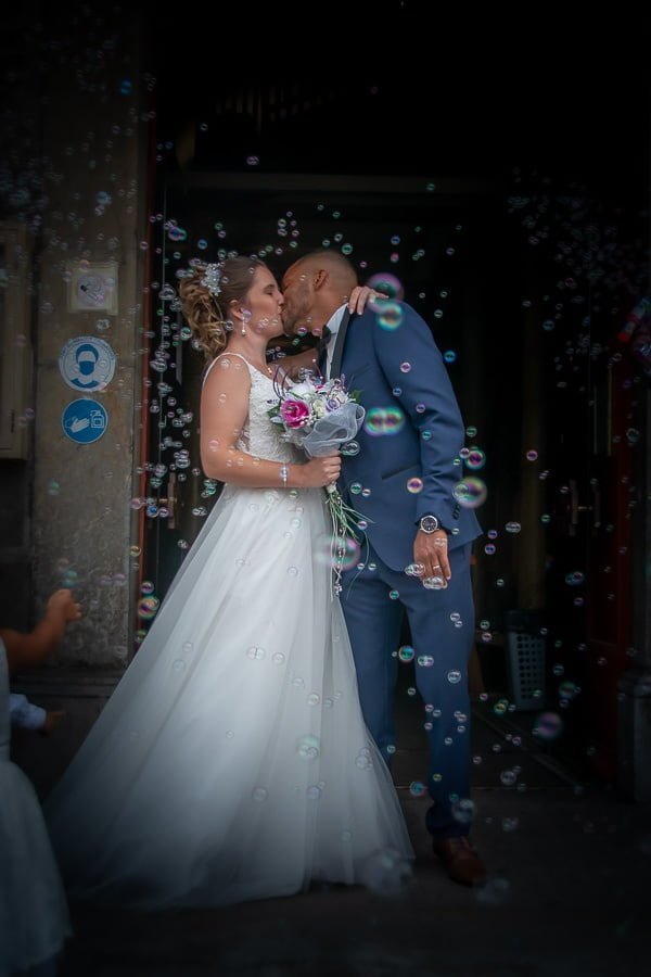 Mariés s’embrassant à la sortie de la cérémonie, entourés de bulles de savon, à Canet-en-Roussillon dans les Pyrénées-Orientales.