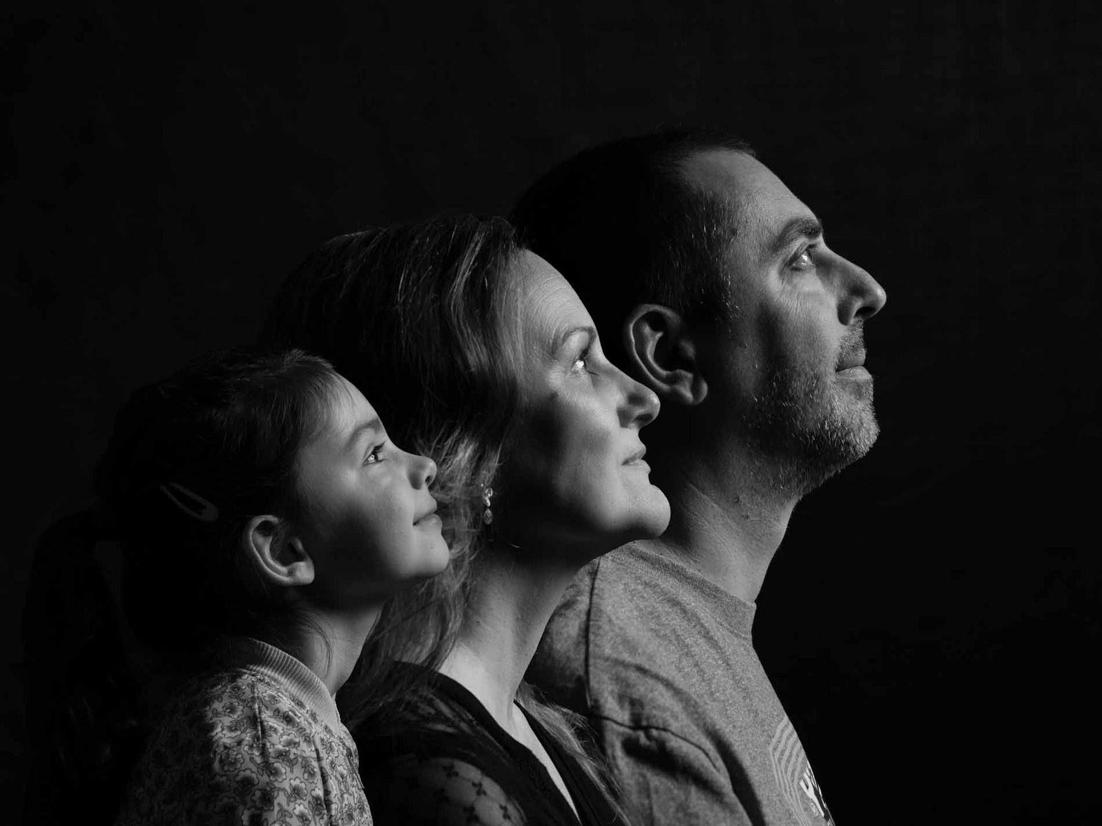 Portrait de famille en studio à Thuir – composition artistique en noir et blanc