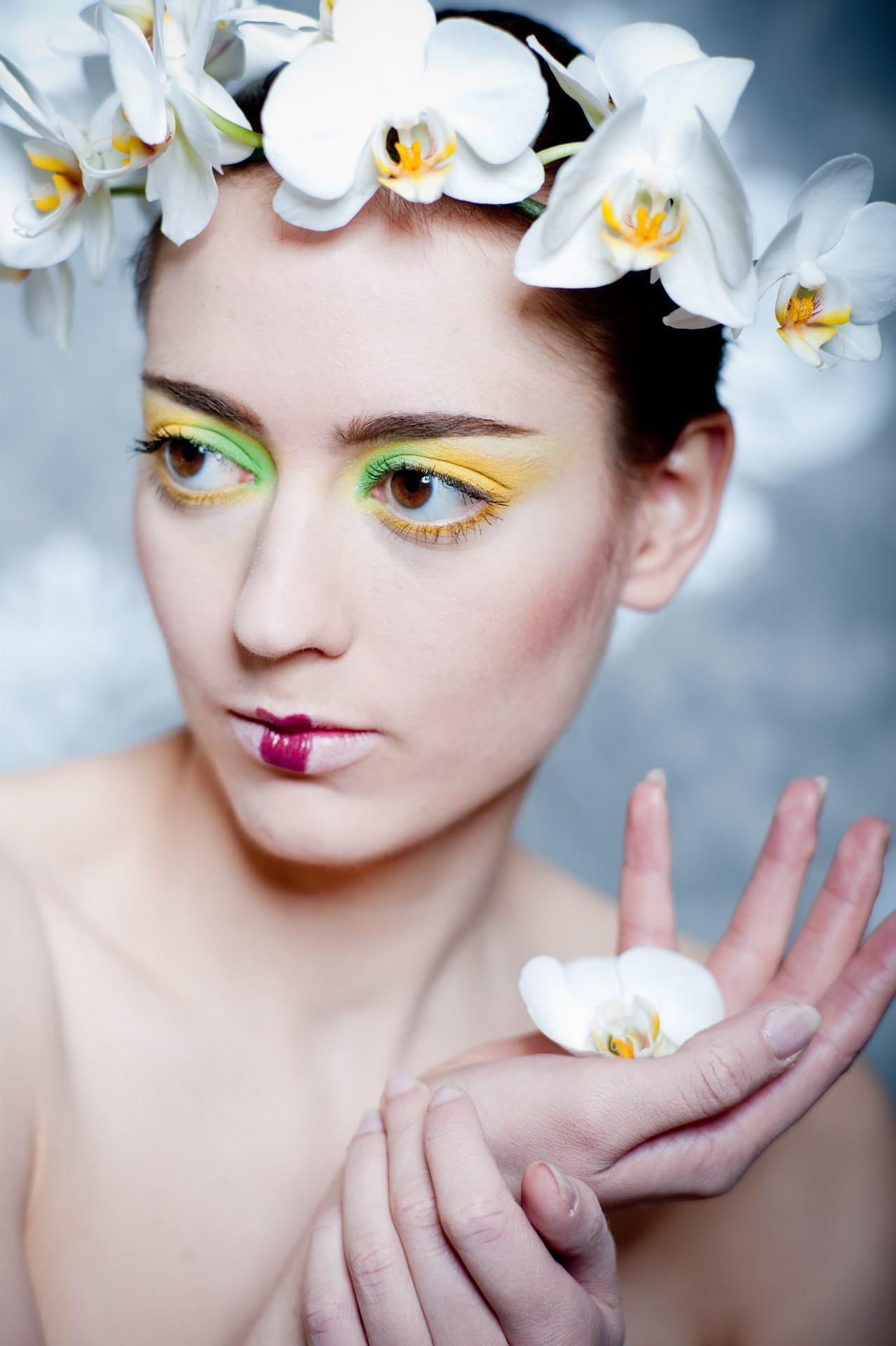Portrait artistique floral avec maquillage créatif à Perpignan – Les Studios de Gabriel