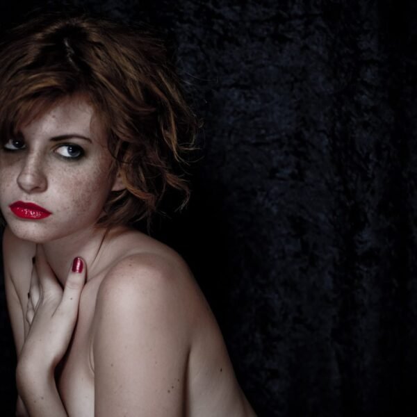Portrait expressif en clair-obscur réalisé en studio à Prades