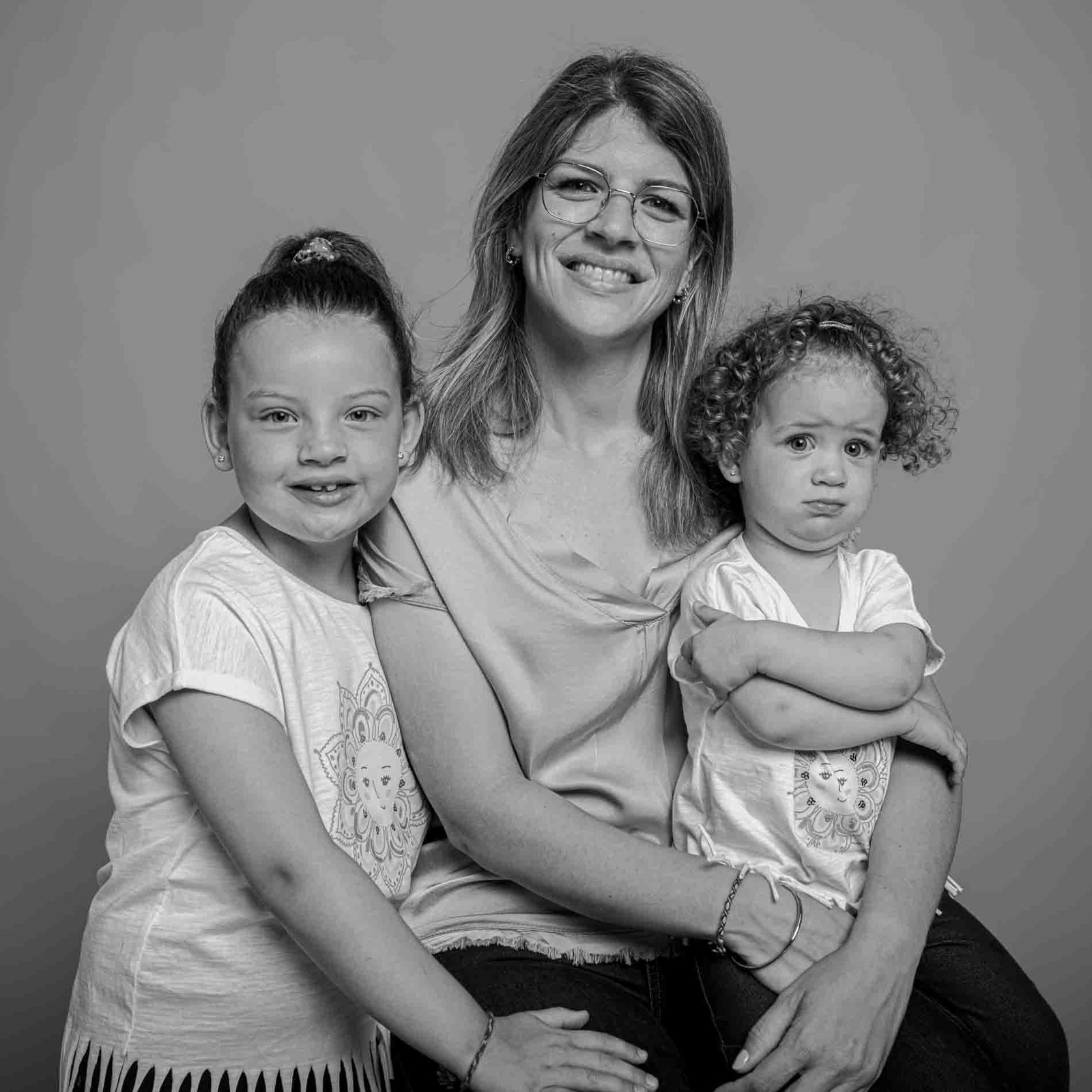 Portrait en studio d’une maman avec ses deux filles à Saint-Michel-de-Llotes