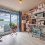 Photographie d’un atelier de couture lumineux et aménagé avec goût à Perpignan