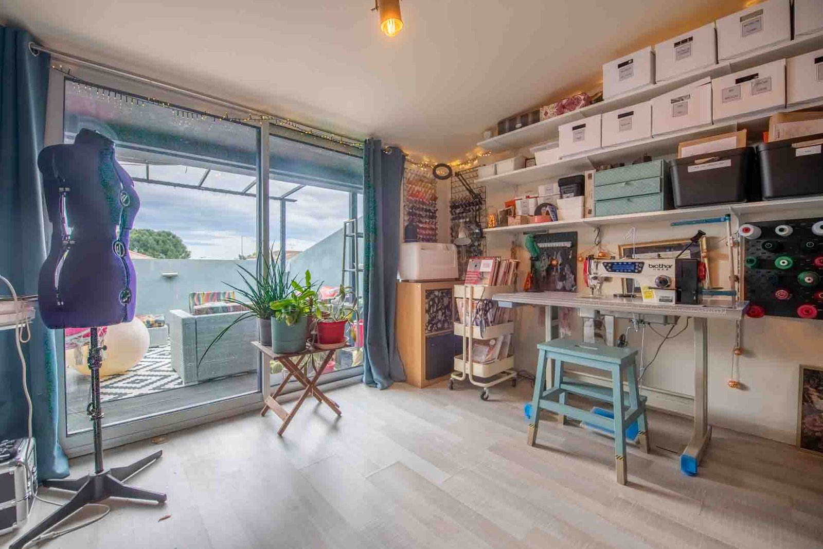 Photographie d’un atelier de couture lumineux et aménagé avec goût à Perpignan