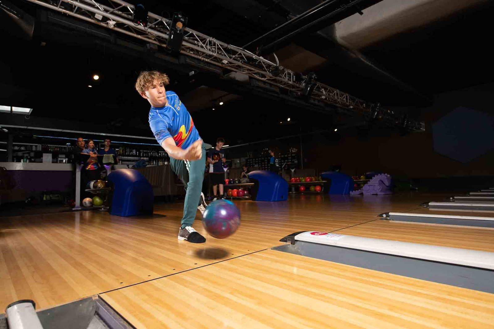 Photo d’un adolescent jouant au bowling à Perpignan pendant un événement sportif