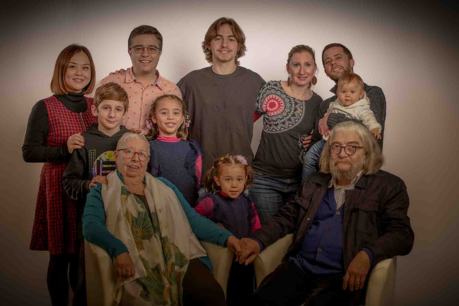 Photo de famille intergénérationnelle en studio à Céret