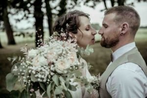Photo de mariage romantique en extérieur près de Perpignan