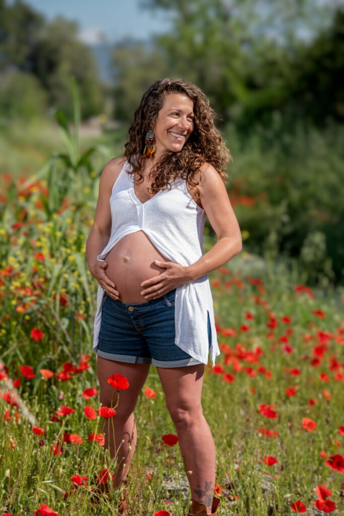Photographe grossesse Perpignan – Future maman dans un champ de coquelicots à Thuir