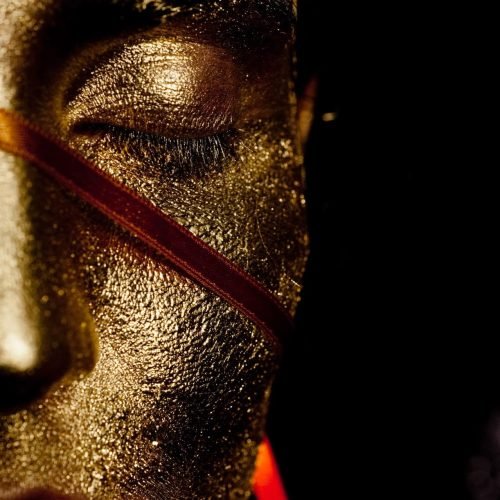 Portrait artistique doré avec mise en scène créative à Céret